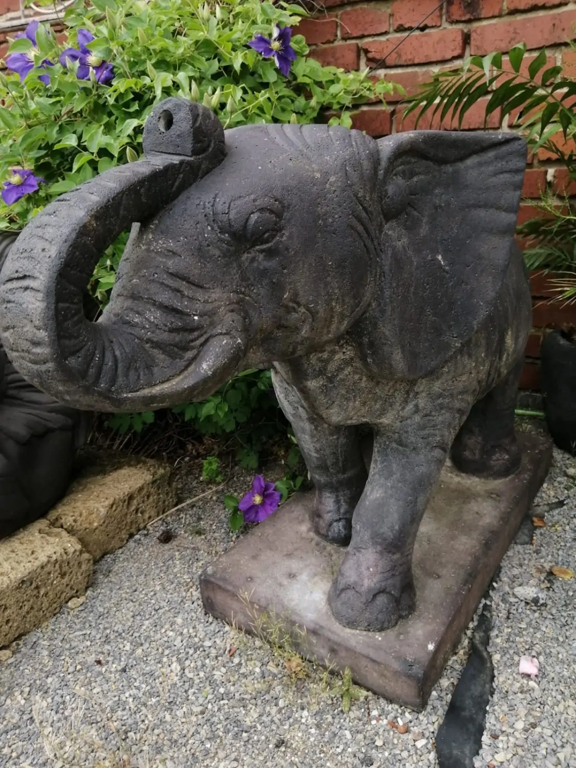 Artikelbild 4 des Artikels “Auf Sockel stehender Elefant als Wasserspiel, 107 cm Länge | in Stein gehauen. Steinguss mit antikem Finish, handgefertigte Nacharbeit “